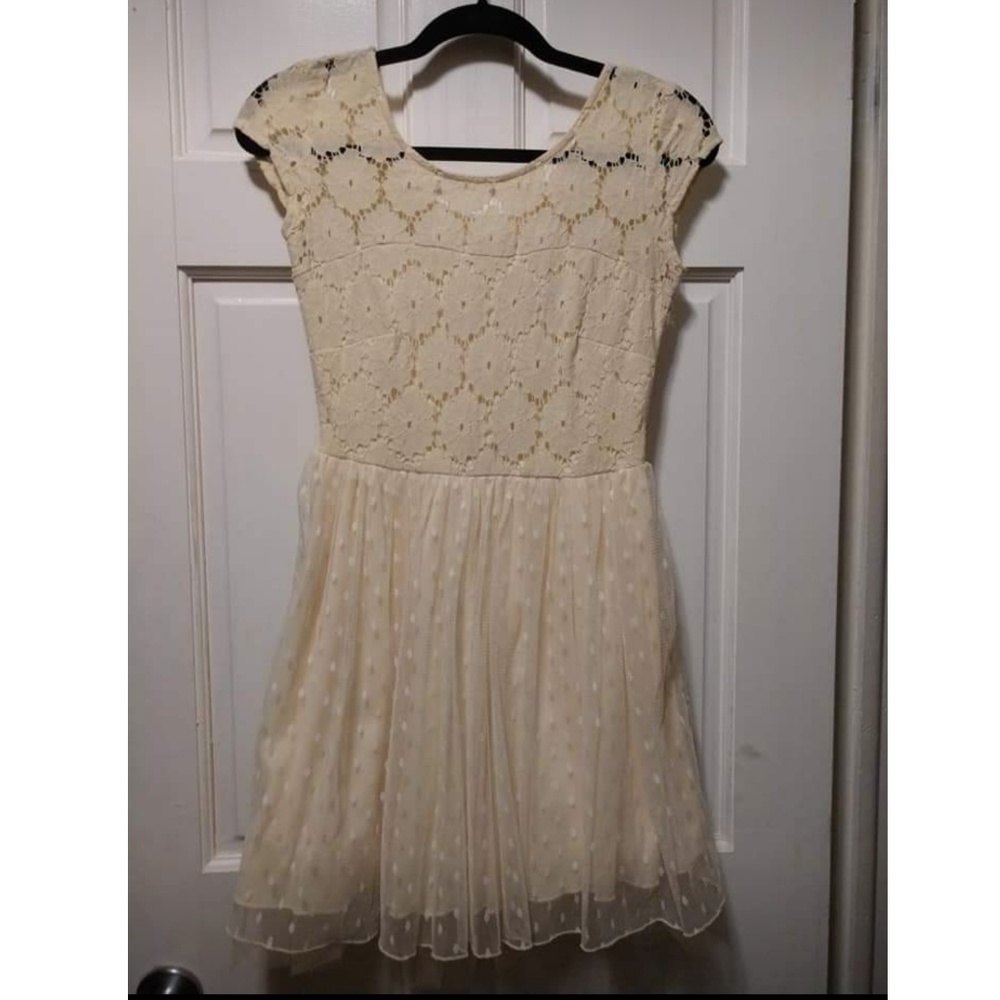 Cream Lace and Tulle Dress 🌼🦢👰